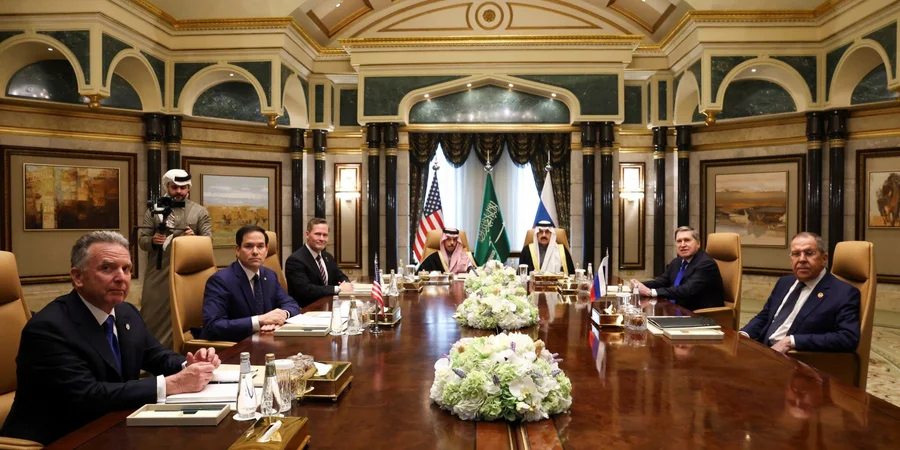 Делегація США, представники РФ і посередники зустрічі від Саудівської Аравії на переговорах у Палаці Дірія, Ер-Ріяд, Саудівська Аравія, 18 лютого 2025 року (Фото: REUTERS/Evelyn Hockstein/Pool)