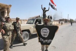Иракского солдат держит флаг ИГИЛ в освобожденном районе города Таль-Афар, к западу от Мосула, северный Ирак, 26 августа 2017. Фото: EPA/UPG