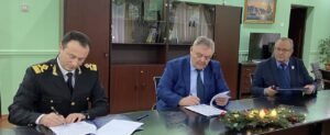 Прокурор САП подав позов до колишнього начальника Одеської митниці, а наразі начальника відділу митного оформлення №2 митного посту «Одеса-порт» Сергія Гринчишина (на фото посередині)