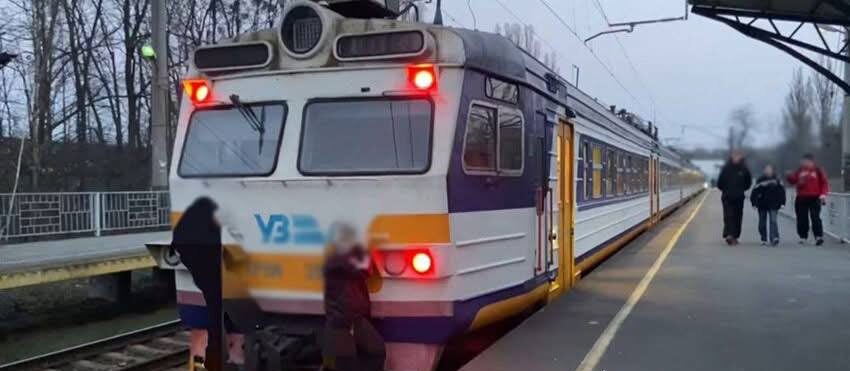 Катання на трамваях і потягах ззовні – небезпечна «розвага»