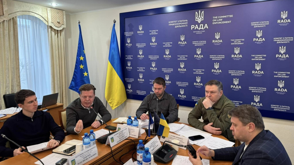Правоохоронний комітет підтримав законопроєкт, який криміналізує порушення та умисний обхід санкцій, передбачаючи значні штрафи, тюремні строки і конфіскацію майна.
