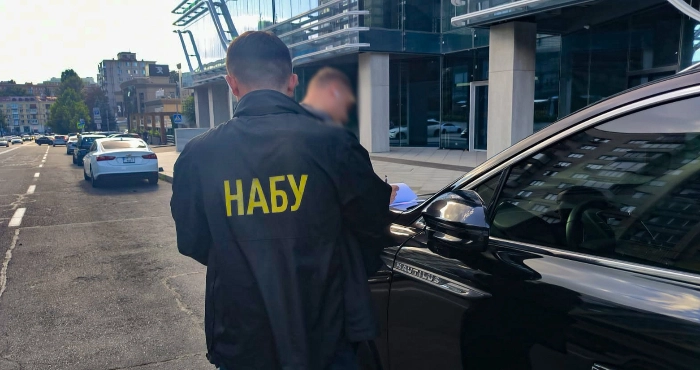 Посадовець Міноборони підозрюється у хабарі $1,3 млн за будівництво житла для військових