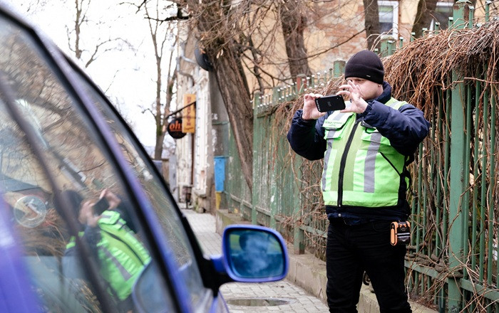 Новий законопроєкт: свідки зможуть повідомляти про порушників паркування через веб-портал