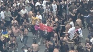Вивішування чорно-червоного прапора УПА на концерті в Варшаві