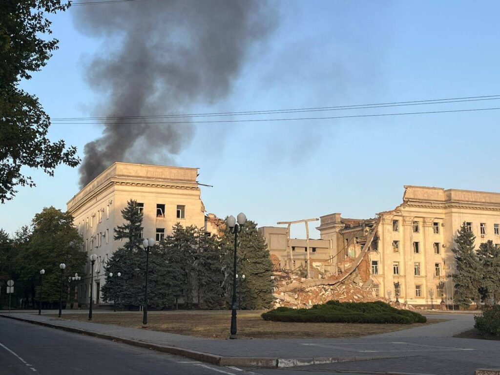 обстріл Херсонської ОДА пожежа — Штаб.інфо